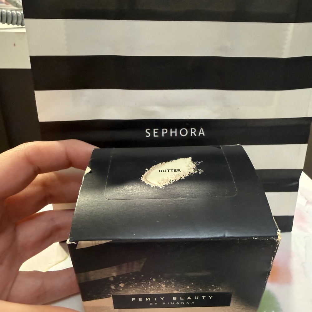 🎀Fenty Beauty Butter Shade Setting Powder🎀
